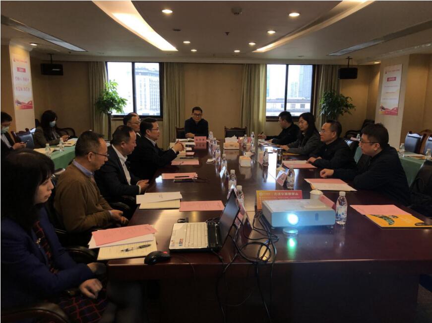 鸿运国际集团与乐山市举行生长座谈会