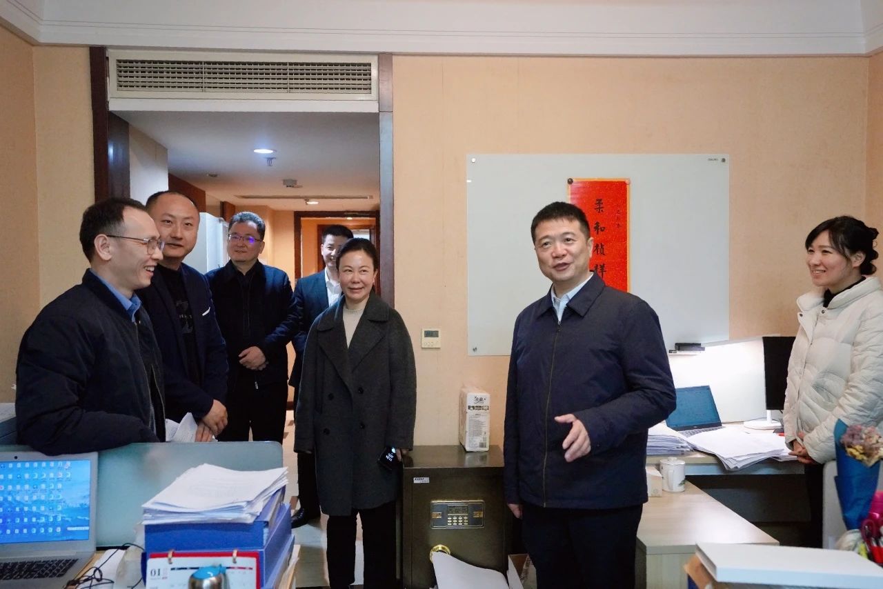 温暖启航，，，，，，，，共赴新篇！—— 省鸿运国际集团向导走访慰问干部职工