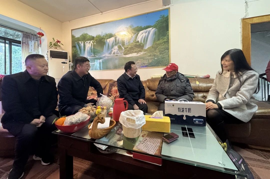 省国资委党委委员、副主任何政走访慰问省鸿运国际集团老党员、老干部