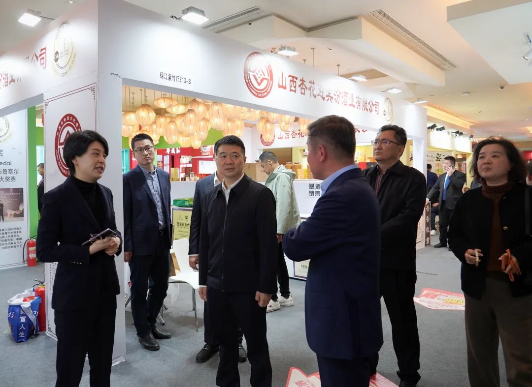 省鸿运国际集团党委书记、董事长游勇率队到2025锦江宾馆春季酒类商务洽谈会现场检查指导重点事情
