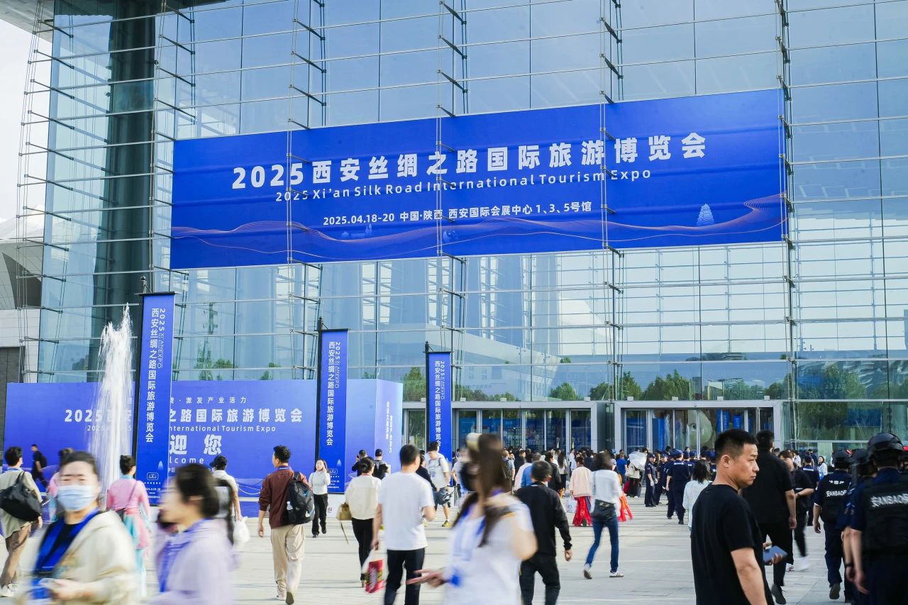 逍遥号·熊猫专列“开进”2025西安丝路旅博会！四川鸿运国际打造“移动的天府会客厅”